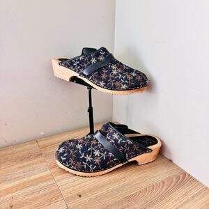 Cape Clogs "Wooly" clogs in Midnight Blue Floral Women’s Size 12
